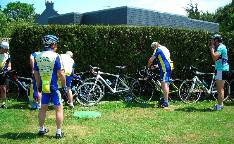 2010-05-27 18 Locmariaquer Faut reprendre la route.JPG